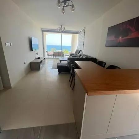 Appartement Lovely 2 Bedroom With Sea View & Pool