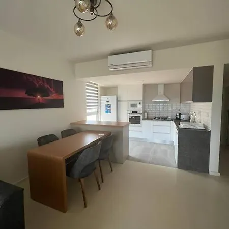 Appartement Lovely 2 Bedroom With Sea View & Pool *